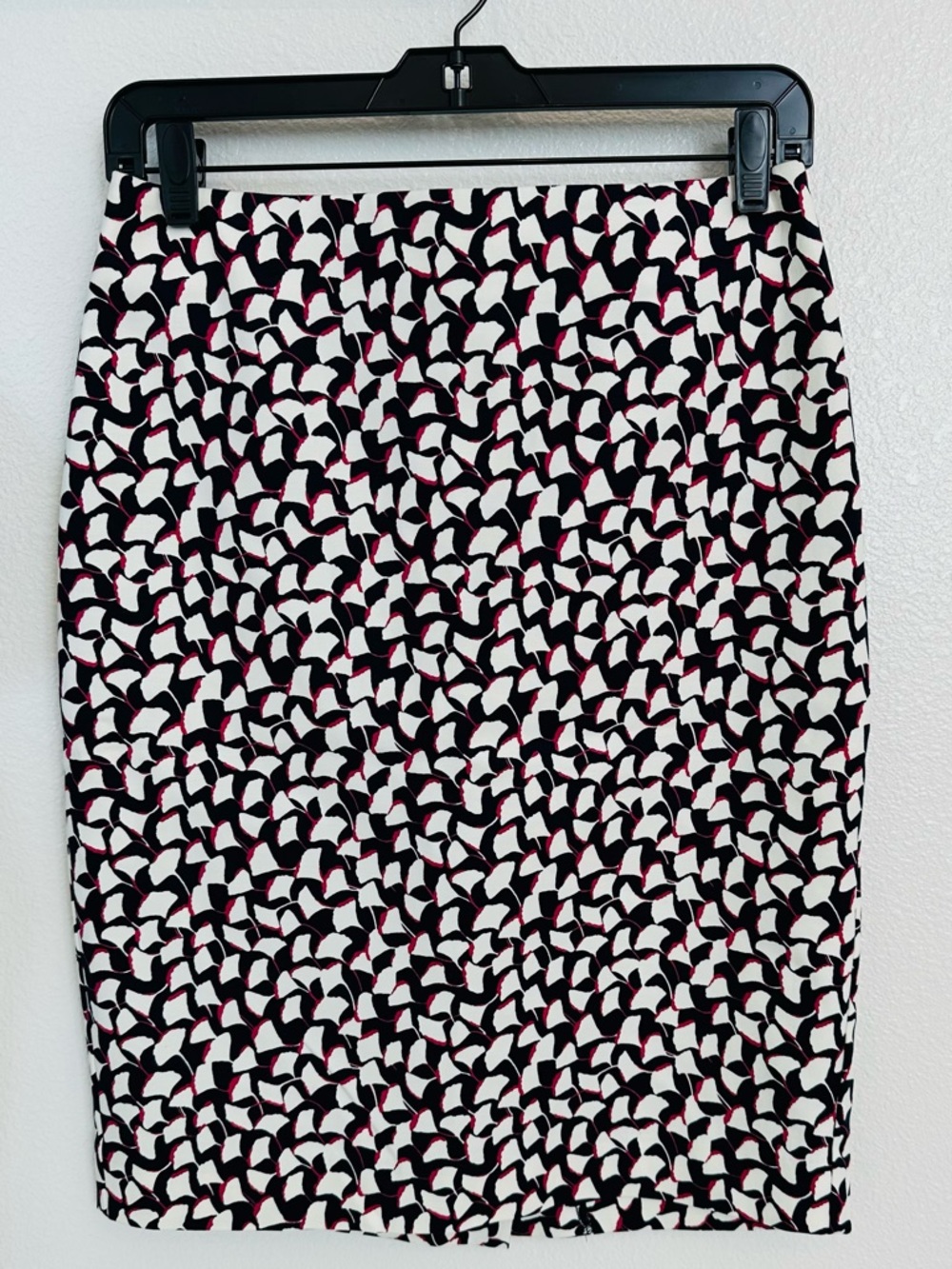 Women’s Black, White and Pink Ginkgo Leaves Patterned Pencil Skirt